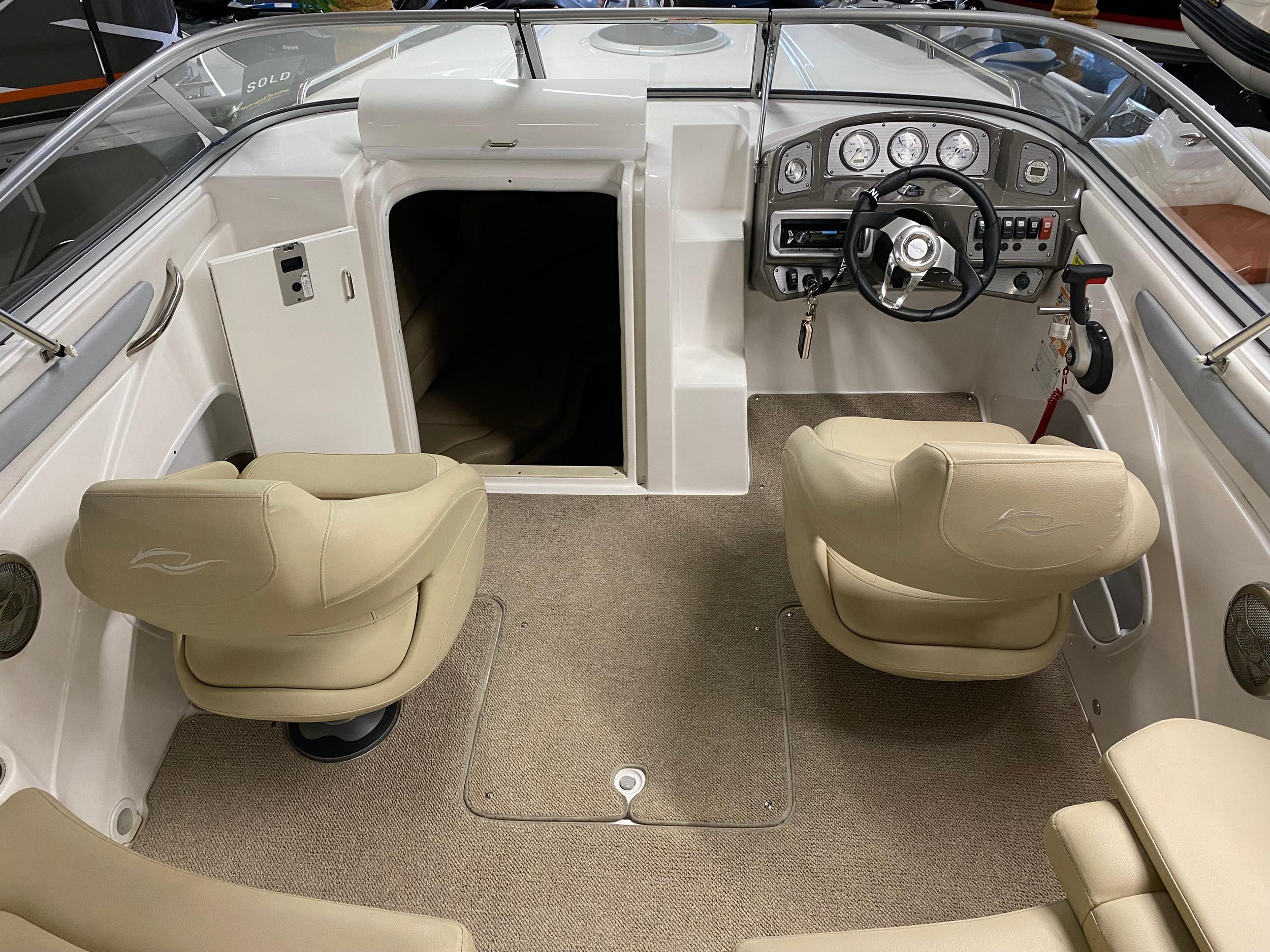 Rinker 220 Captiva MTX Cuddy — foto 10 van 13