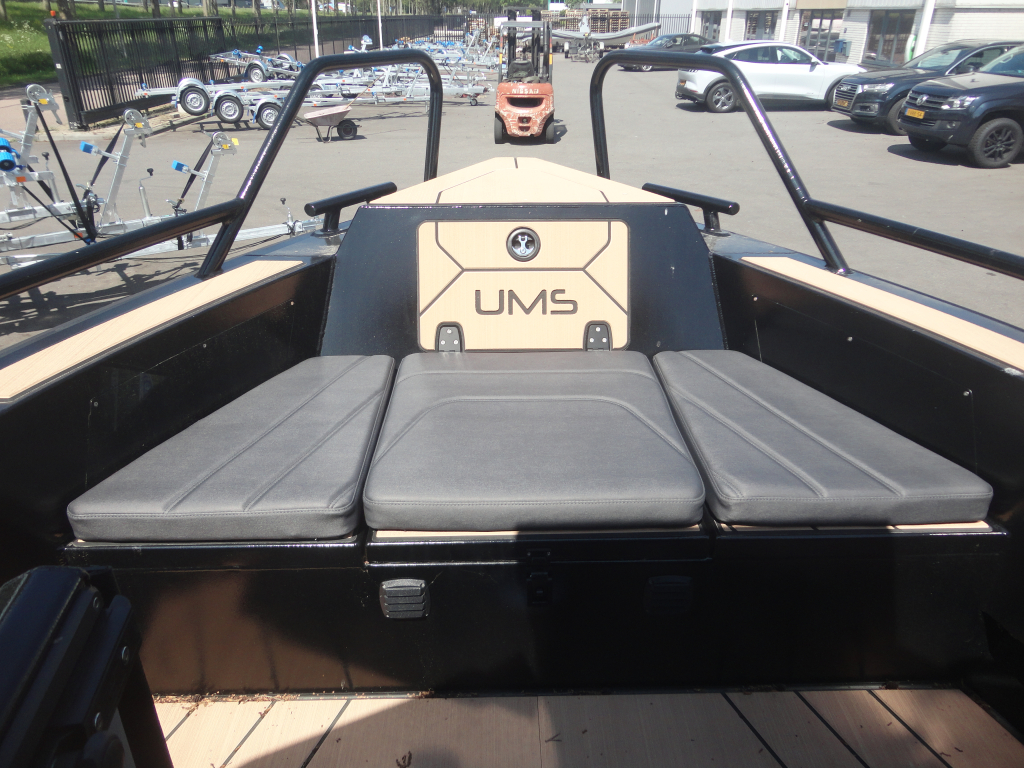 UMS 700 HT boat Cabin Cruiser NET BINNEN Full options  — foto 22 van 32