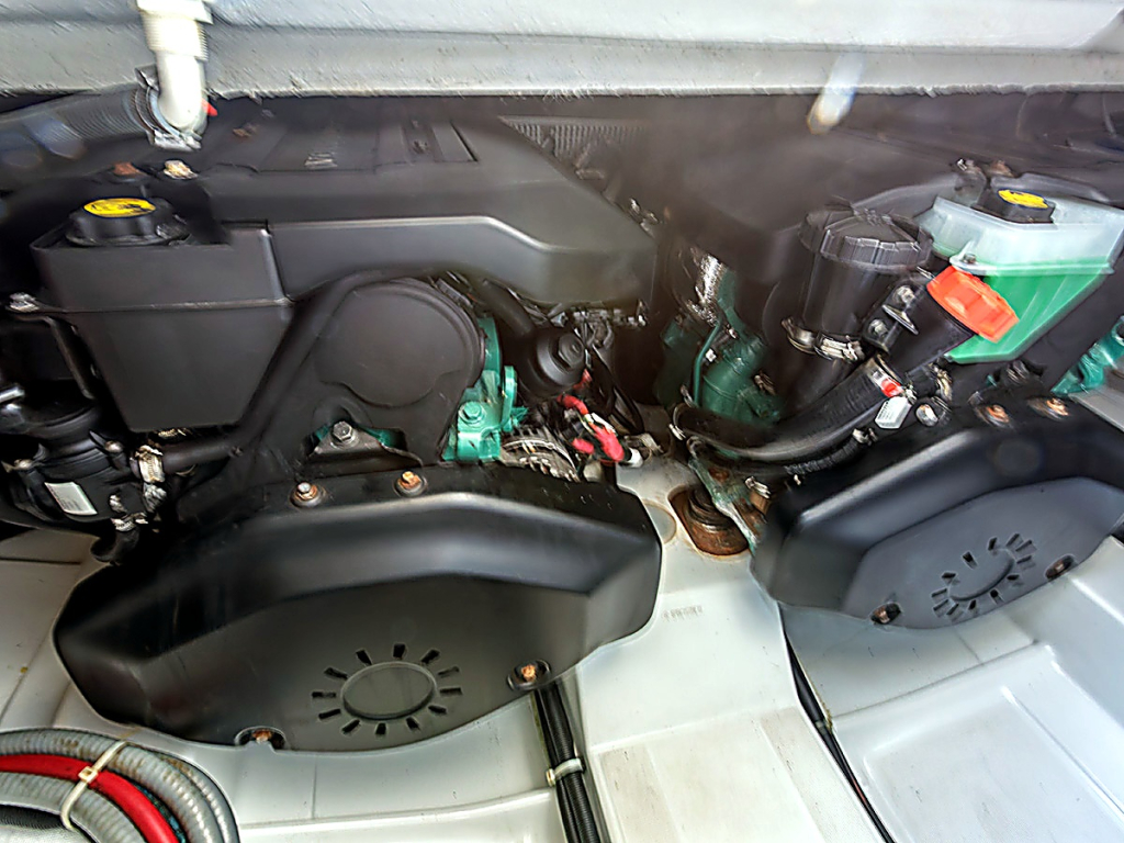 Goed onderhouden sportieve motorboot — foto 54 van 55