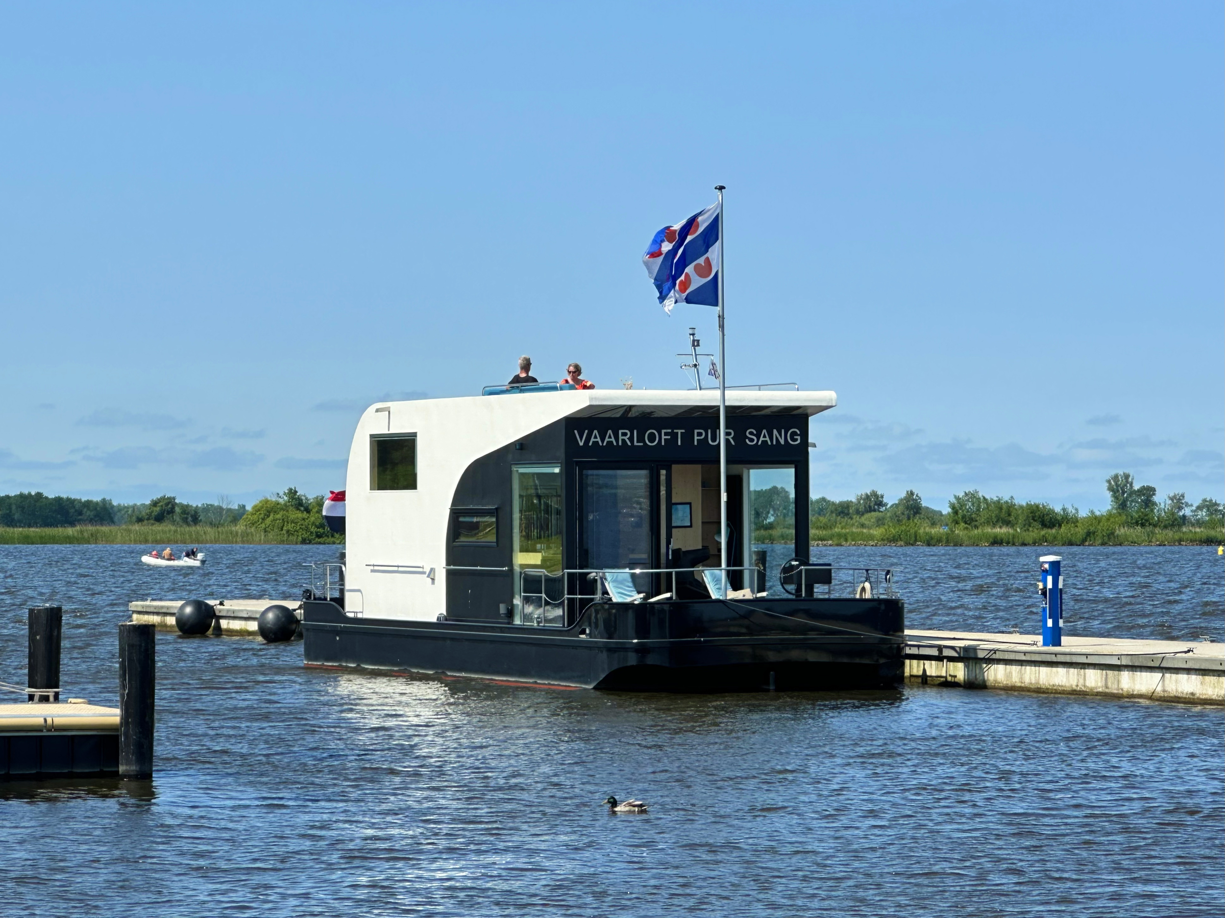 HOMESHIP VaarLoft Volledig Elektrische Houseboat — foto 56 van 60