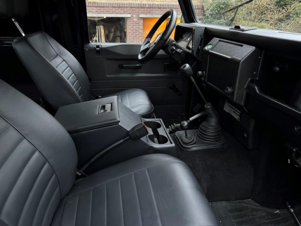 Land Rover Defender 90 2.0 benzine  (Gedupliceerd) — foto 10 van 15
