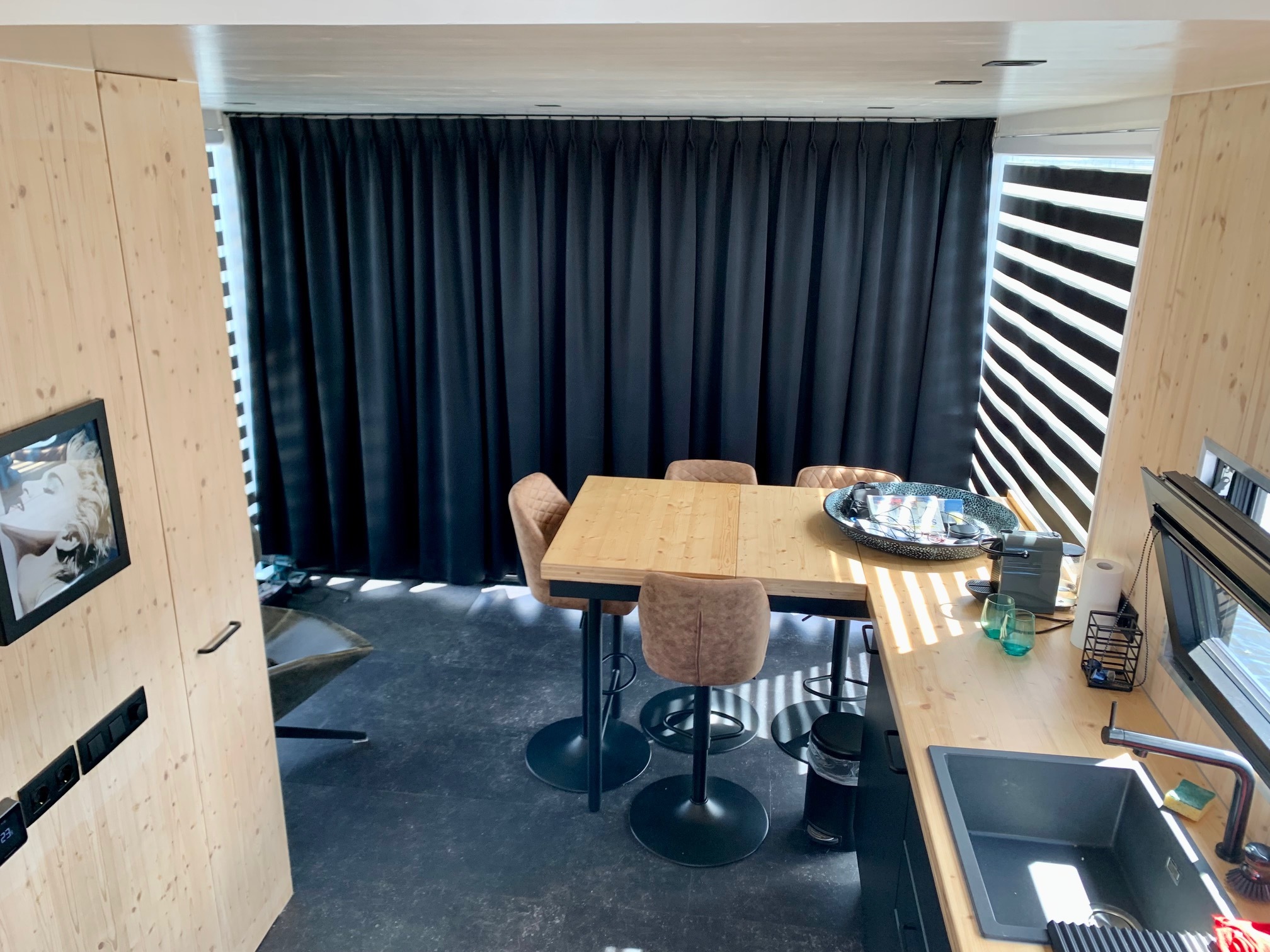 HOMESHIP VaarLoft Volledig Elektrische Houseboat — foto 29 van 60