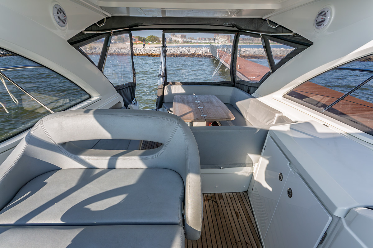 Goed onderhouden sportieve motorboot — foto 15 van 55