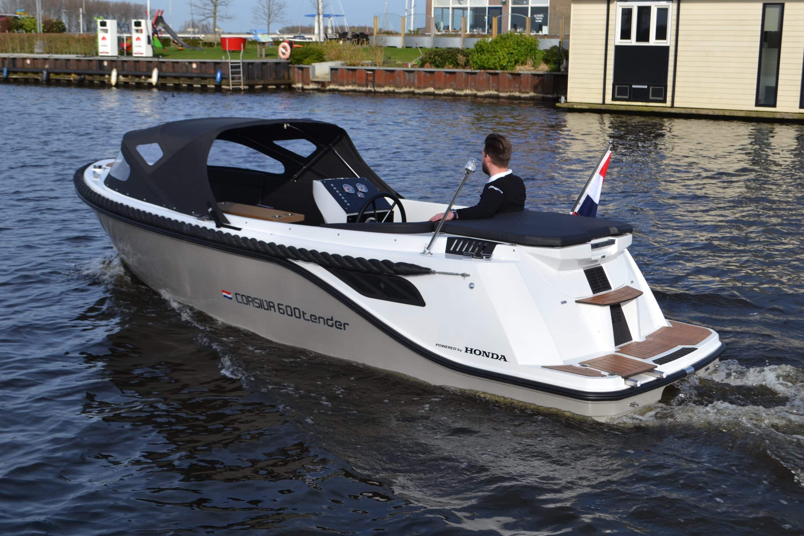 Corsiva 600 Tender — foto 1 van 9