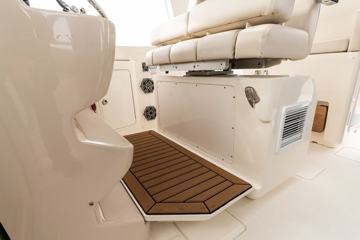 Boston Whaler 380 Realm — foto 16 van 32