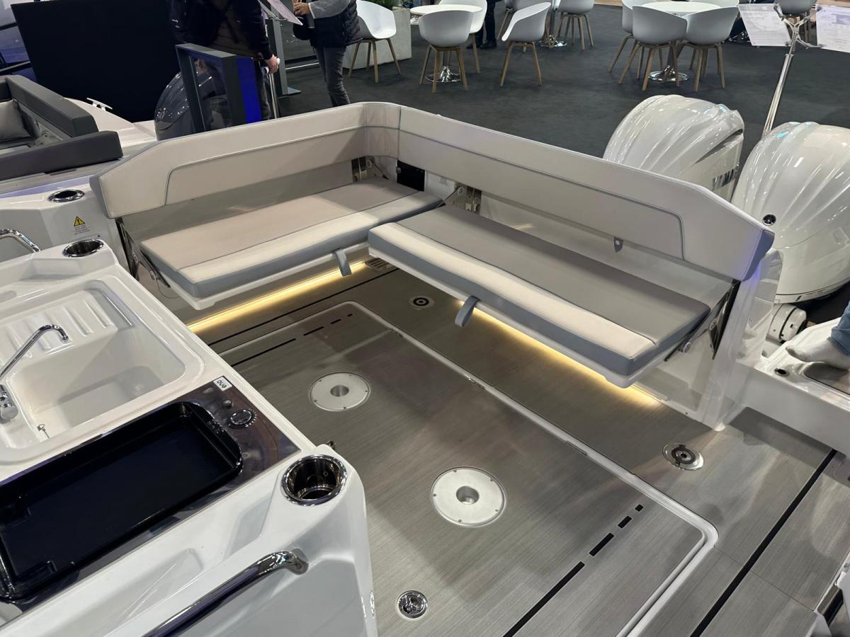 Jeanneau Cap Camarat 9.0CC S2 nieuw model! Dit schip is aanwezig op de Yamaha stand van hiswa te water 2026. — foto 15 van 33