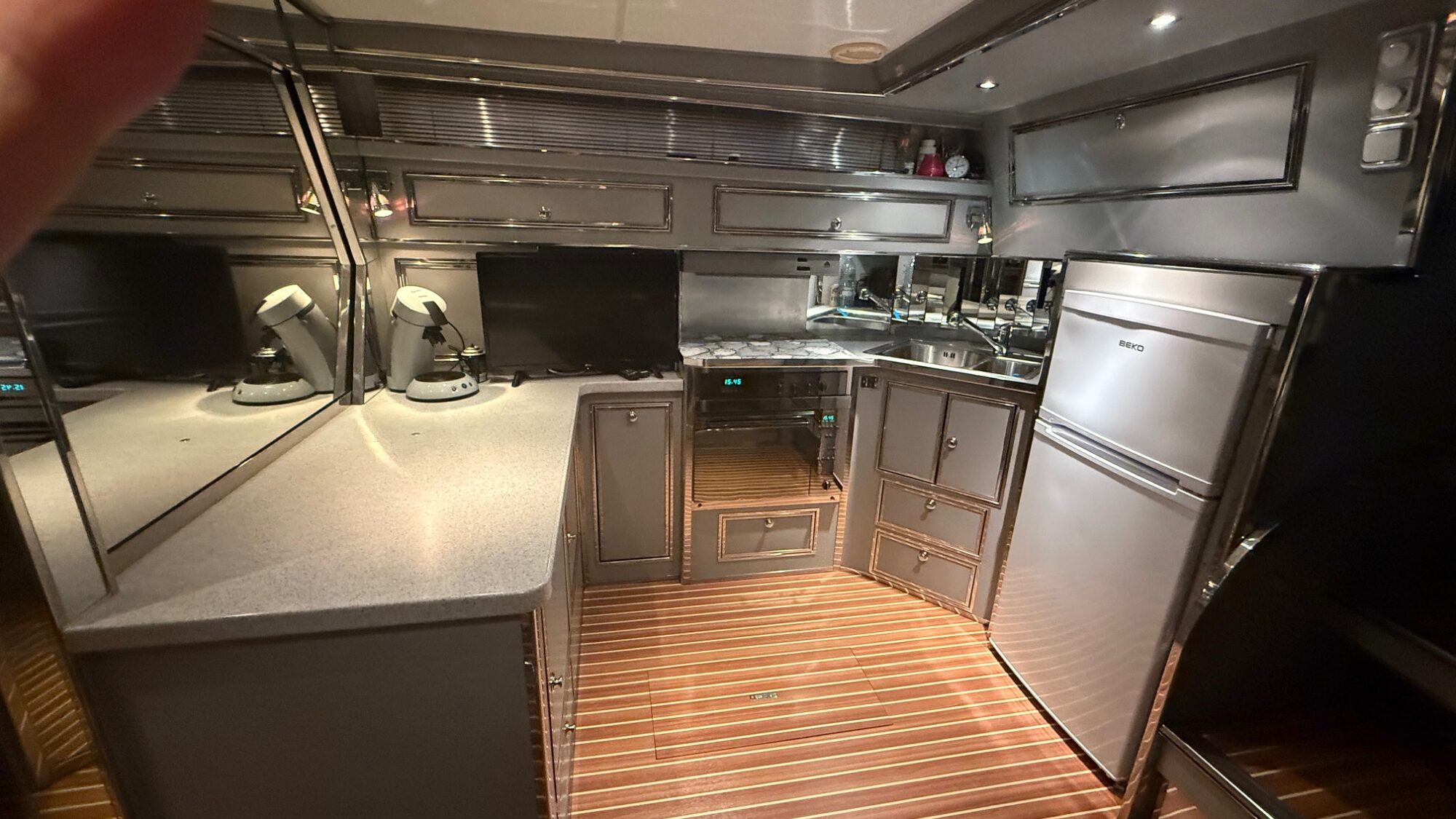 Sea Ray 400 Express Cruiser — foto 13 van 29