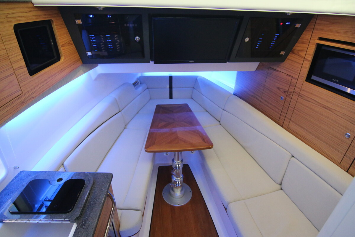 Boston Whaler 380 Realm — foto 27 van 32