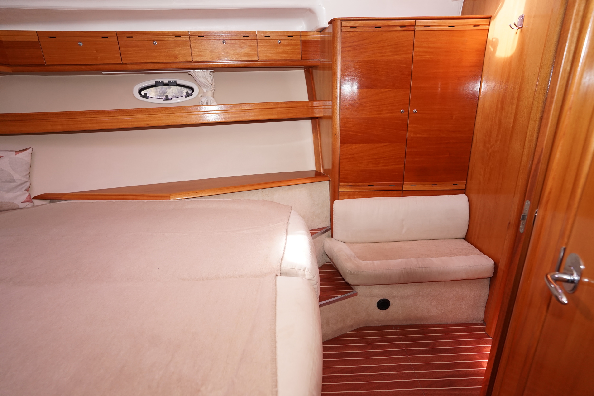 Bavaria 42 HT Sport IPS-500 - hydraulic platform — foto 26 van 42