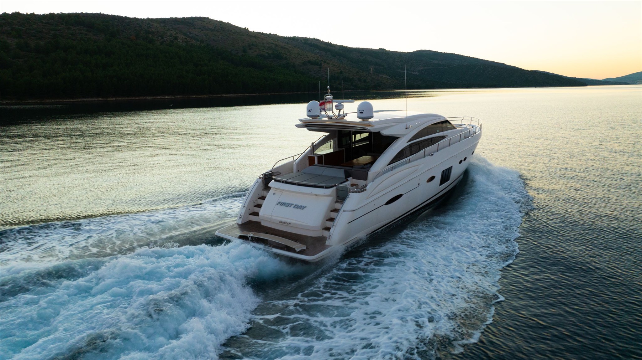 Princess V72 (2012) — foto 3 van 11