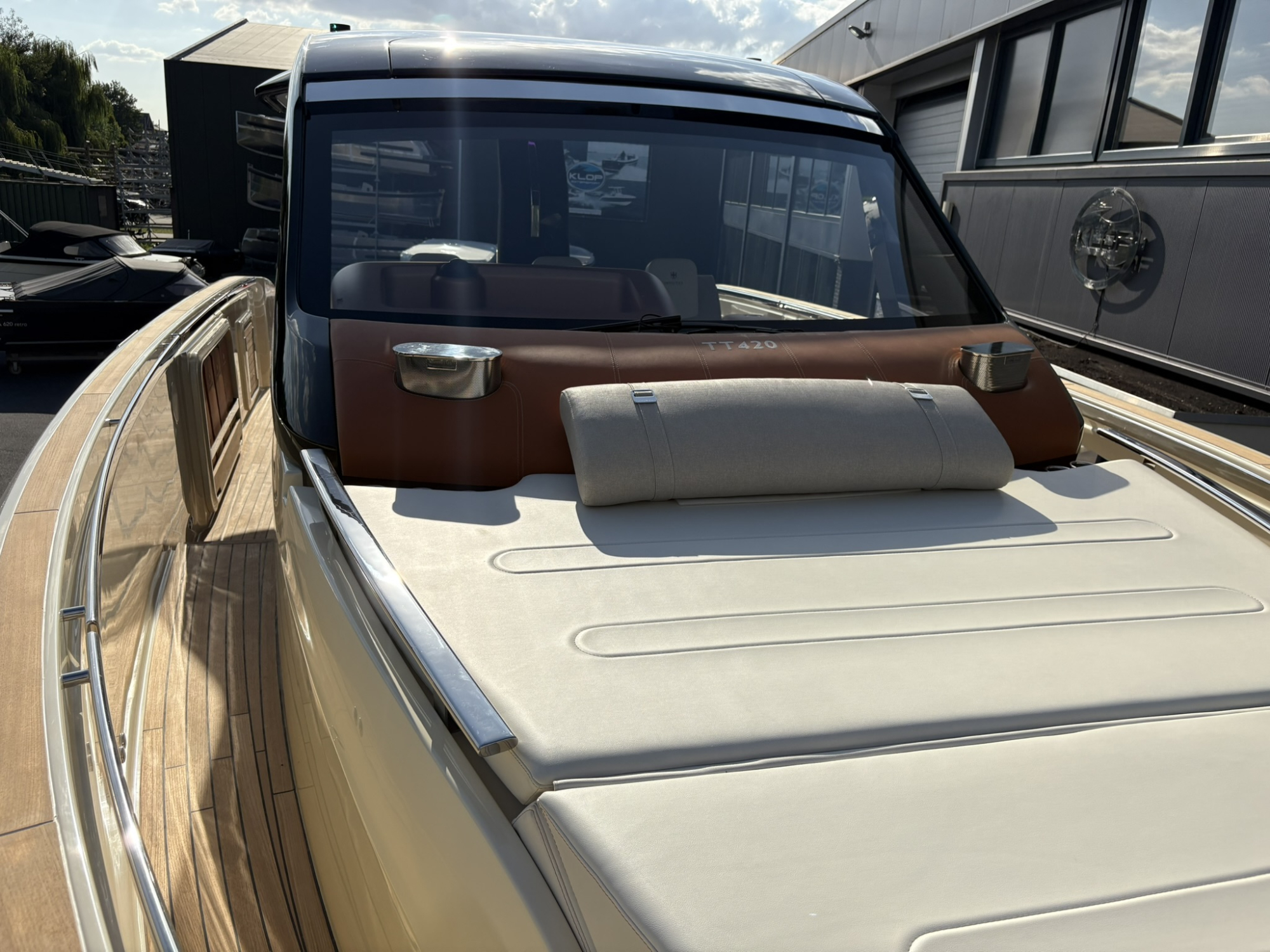 Invictus yachts Invictus 420 TT  met 2x 440 pk Volvo Penta D6 - Nieuw binnen! — foto 8 van 21