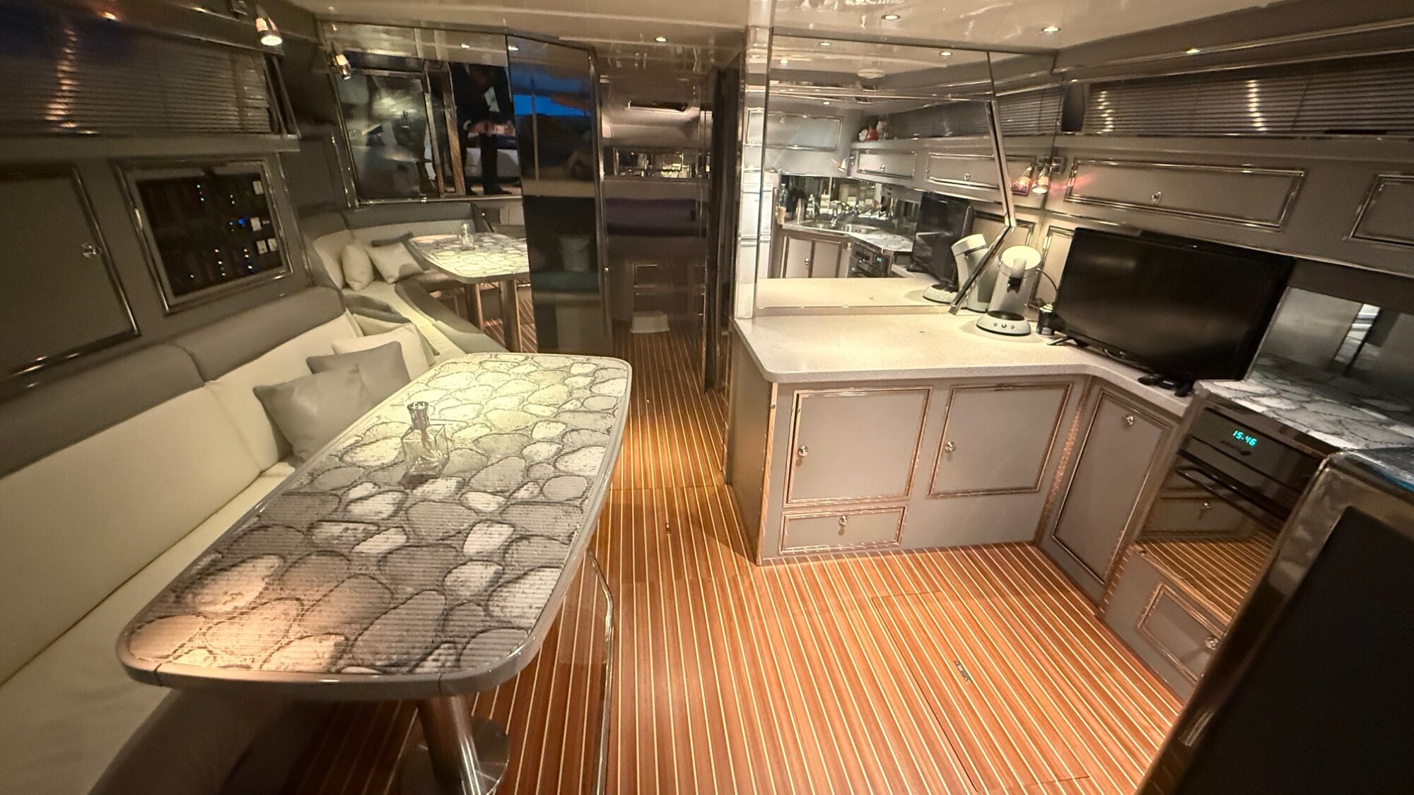 Sea Ray 400 Express Cruiser — foto 10 van 29