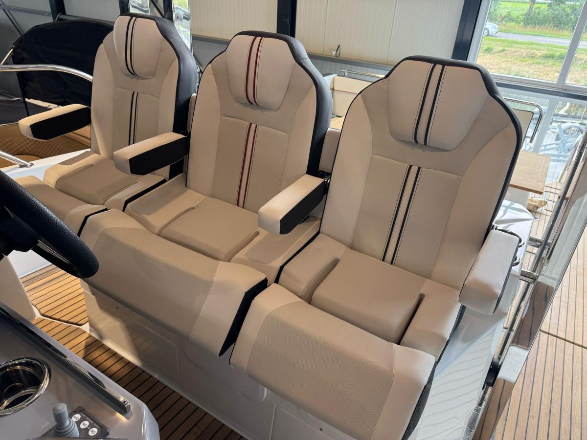 Jeanneau Cap Camarat 10.5 WA S2 op voorraad. Dit schip is aanwezig op de yamaha stand van hiswa te water 2026. — foto 11 van 35