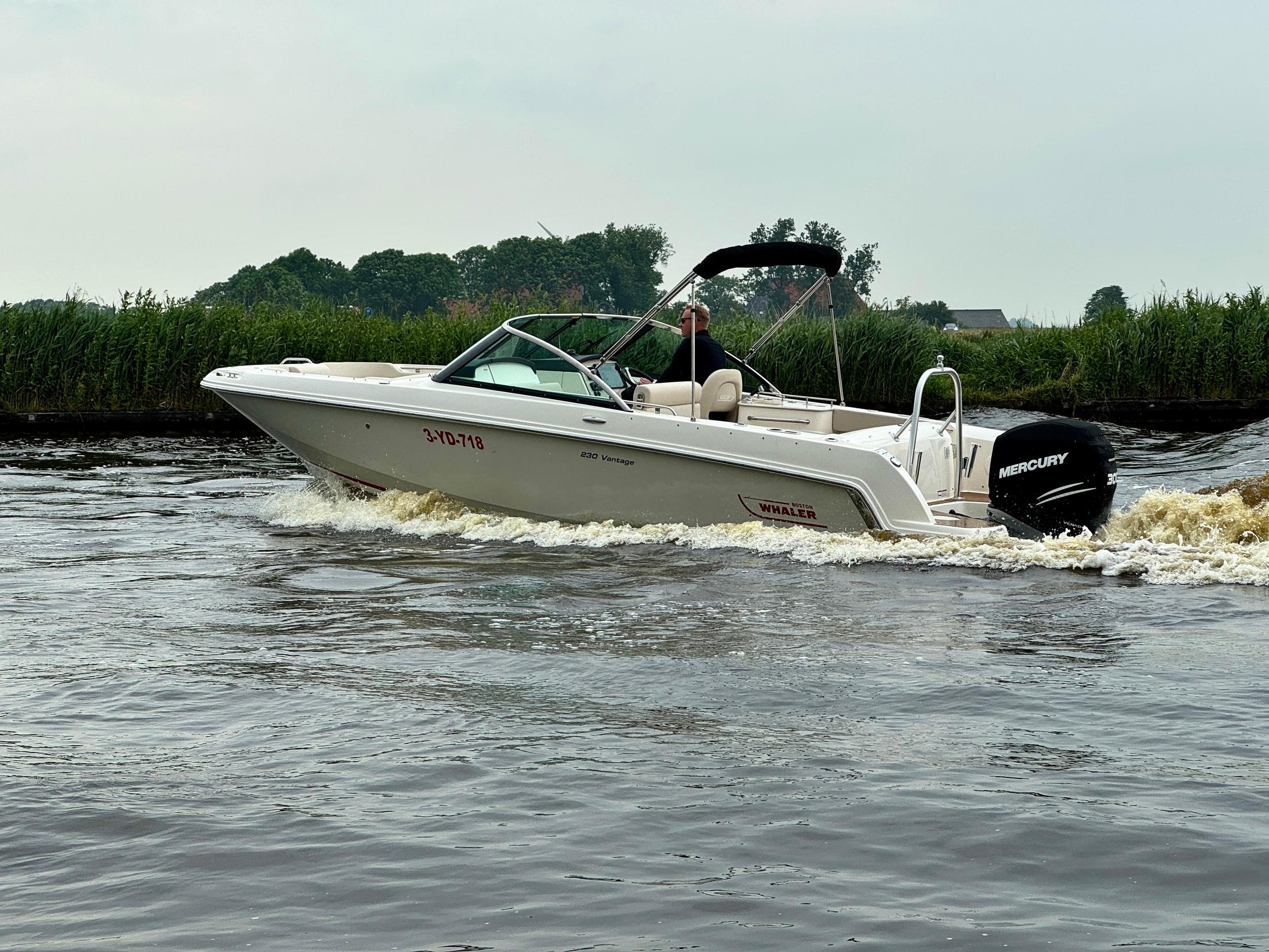Boston Whaler 230 Vantage — foto 2 van 37