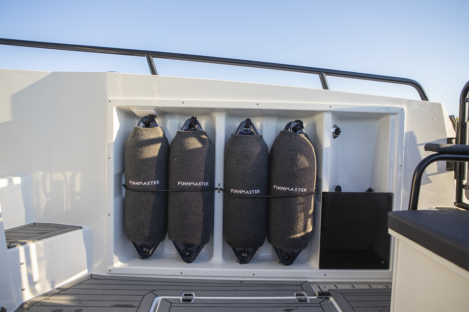 Finnmaster pilot 8 met 2x 200 pk Yamaha motoren  — foto 39 van 45
