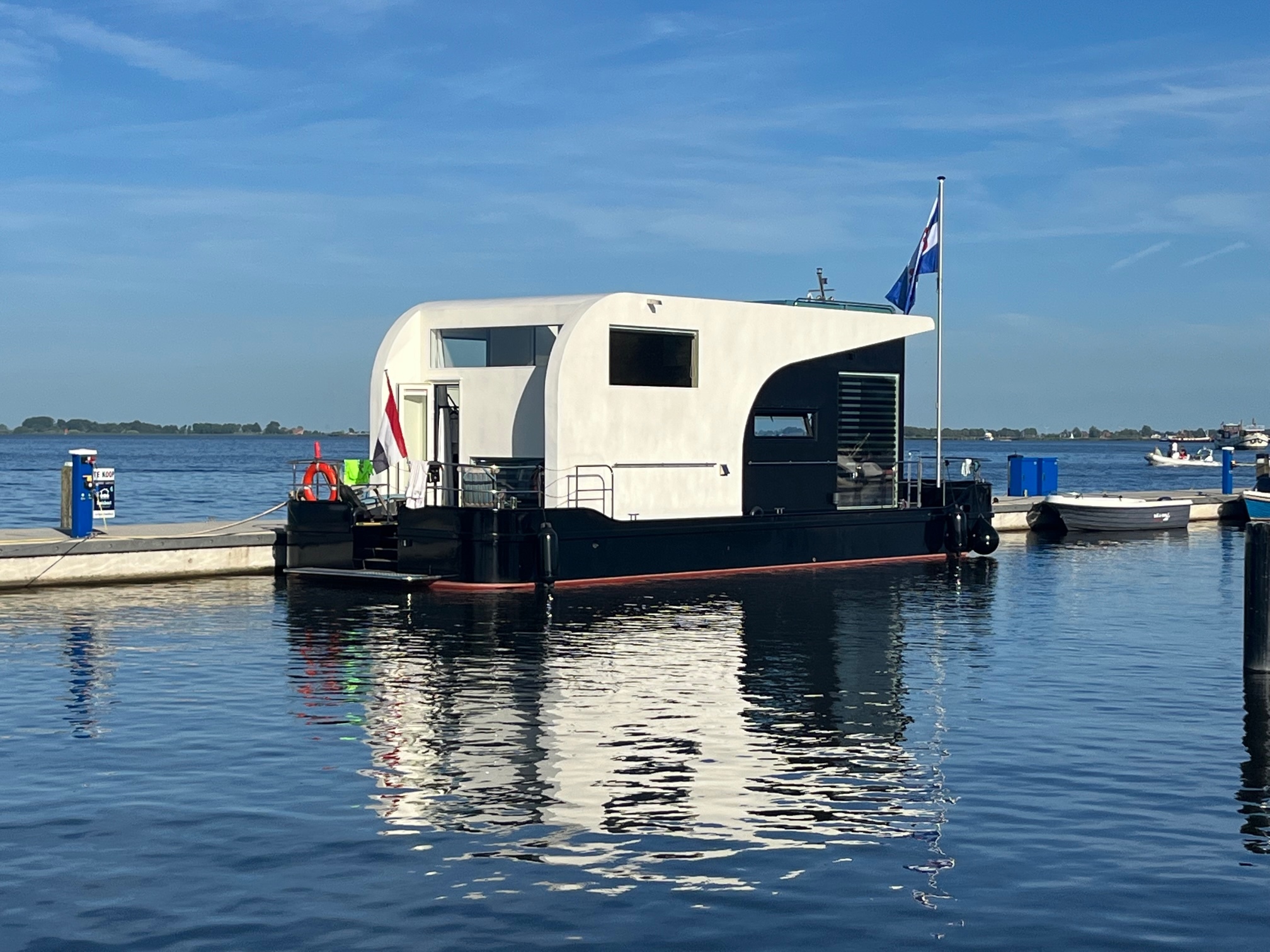 HOMESHIP VaarLoft Volledig Elektrische Houseboat — foto 58 van 60
