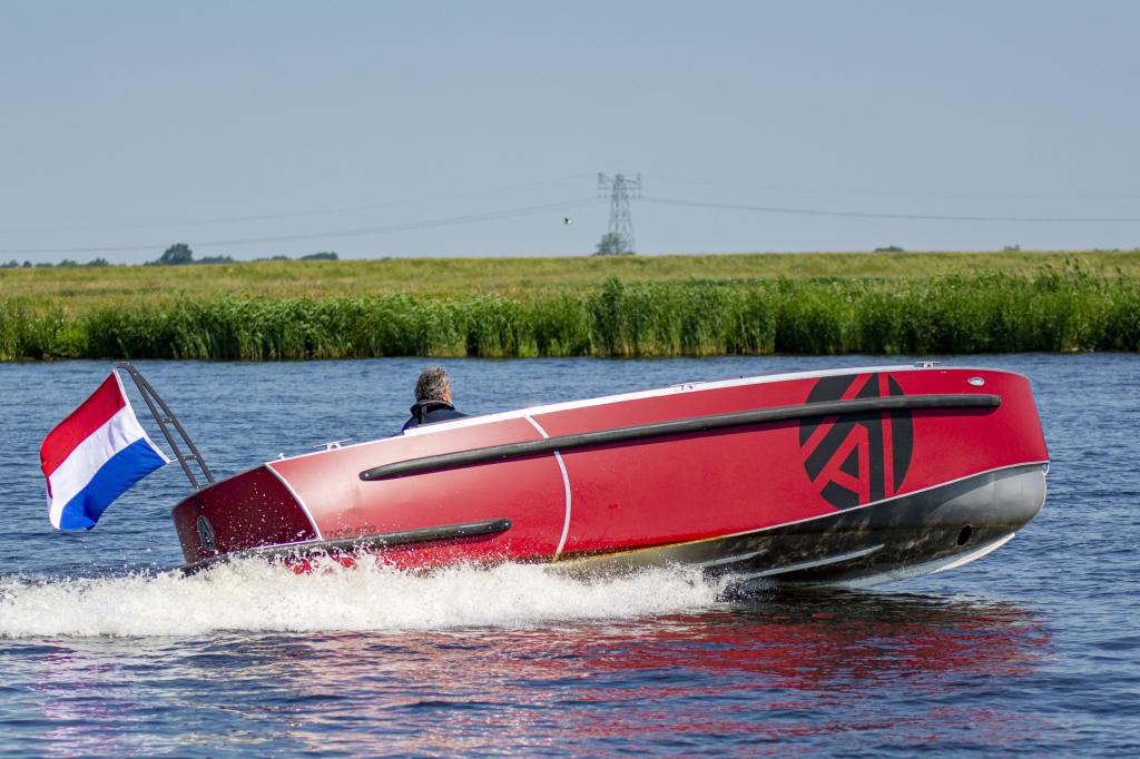 AluShip TNDR 670 — foto 2 van 8