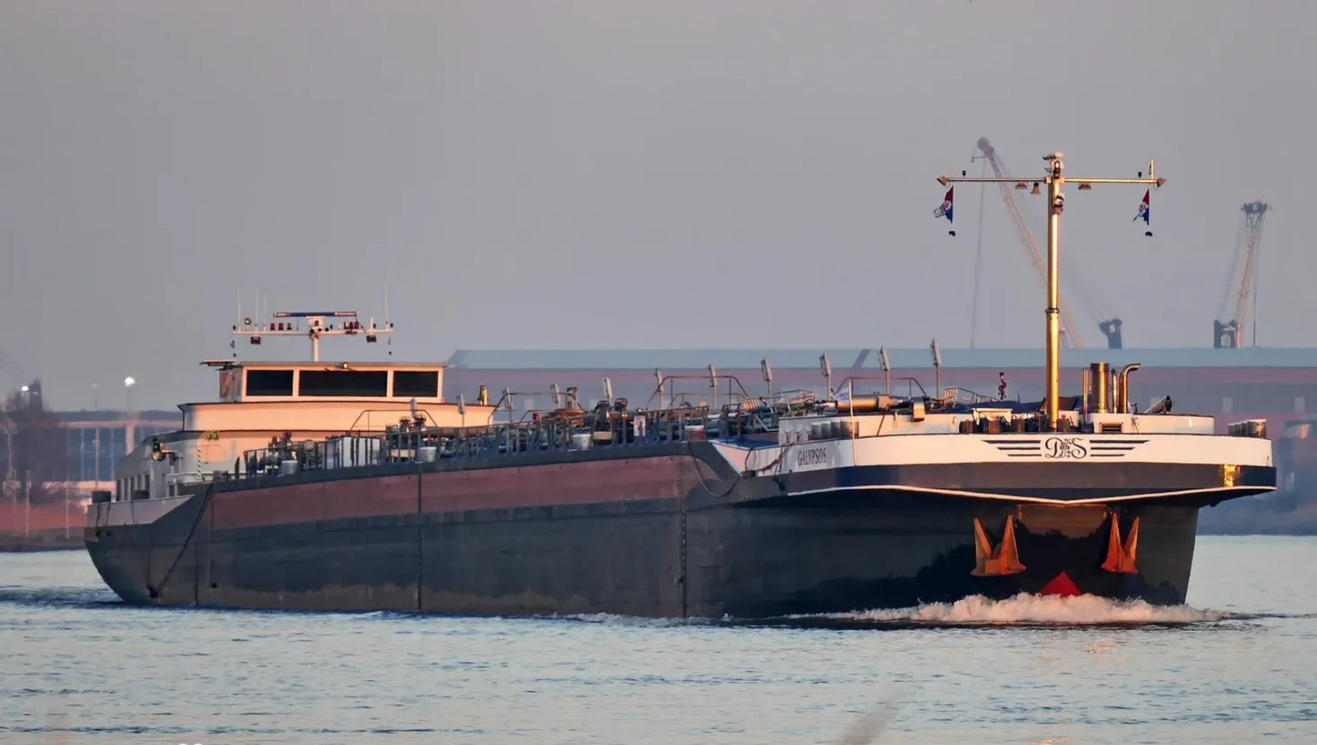 Inland Tanker - Beroepsschip - Staal - 2000
