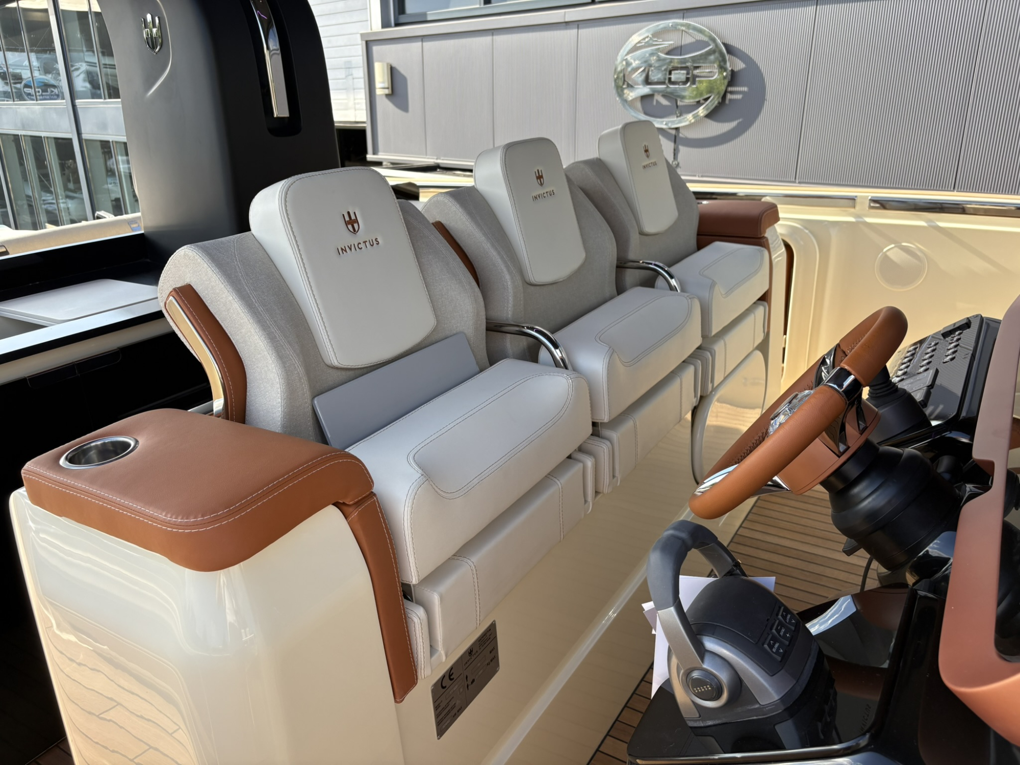 Invictus yachts Invictus 420 TT  met 2x 440 pk Volvo Penta D6 - Nieuw binnen! — foto 3 van 21