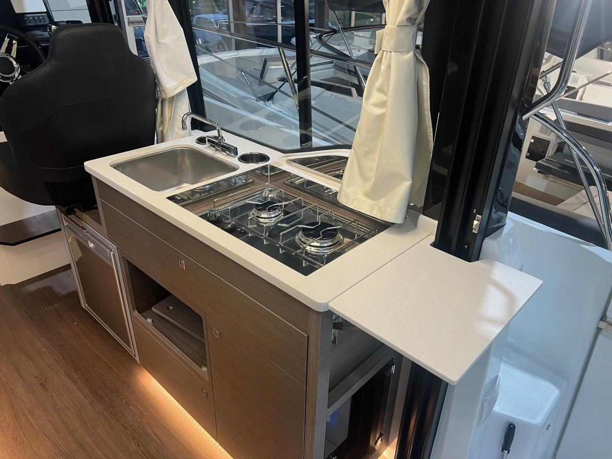 Jeanneau Merry Fisher 895 serie 2. Dit schip is aanwezig op de Yamaha stand van hiswa te water 2026. — foto 32 van 48