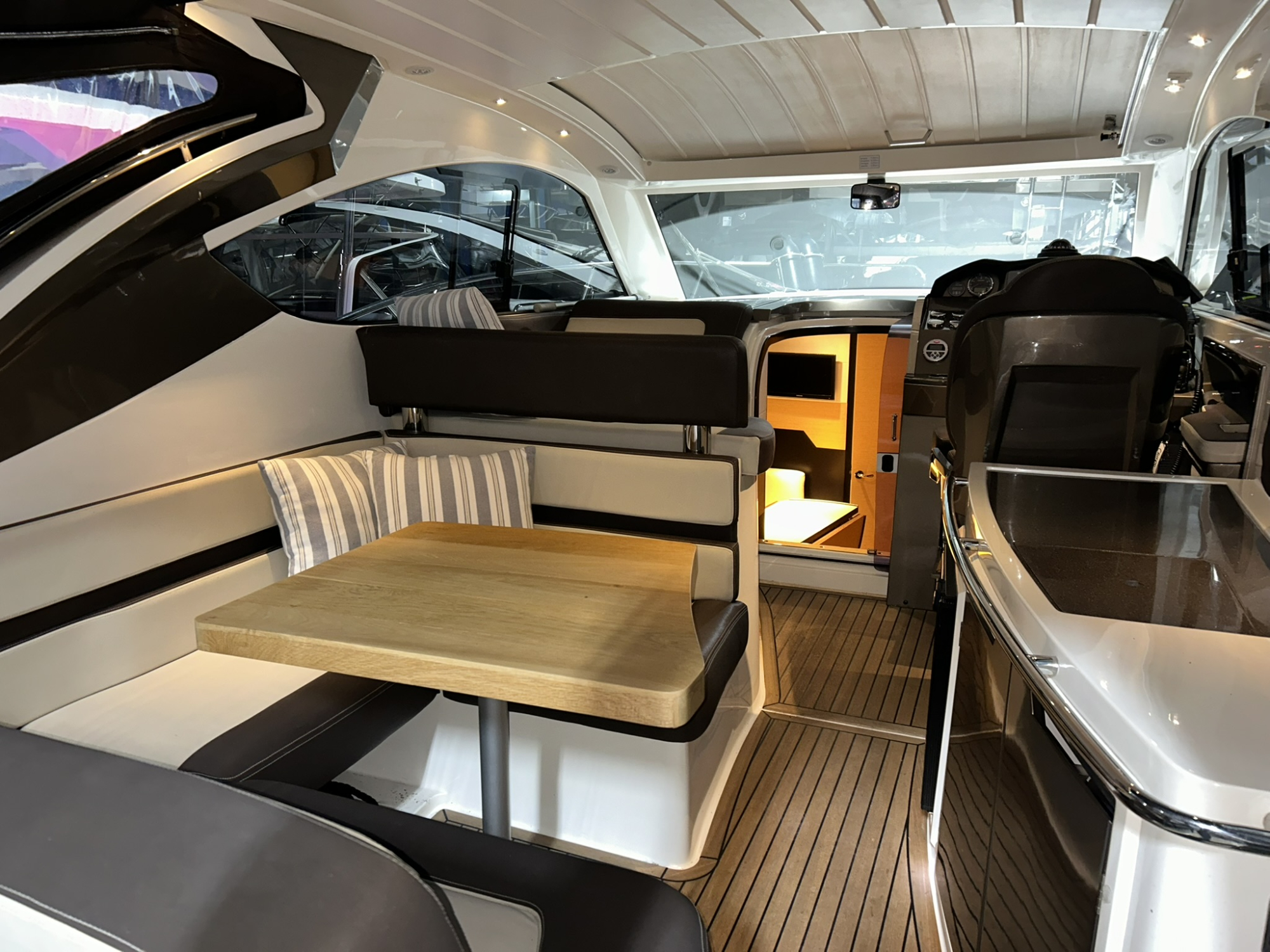 Galeon Yachts Galeon 325 HTS met Volvo Penta 370 pk — foto 7 van 17