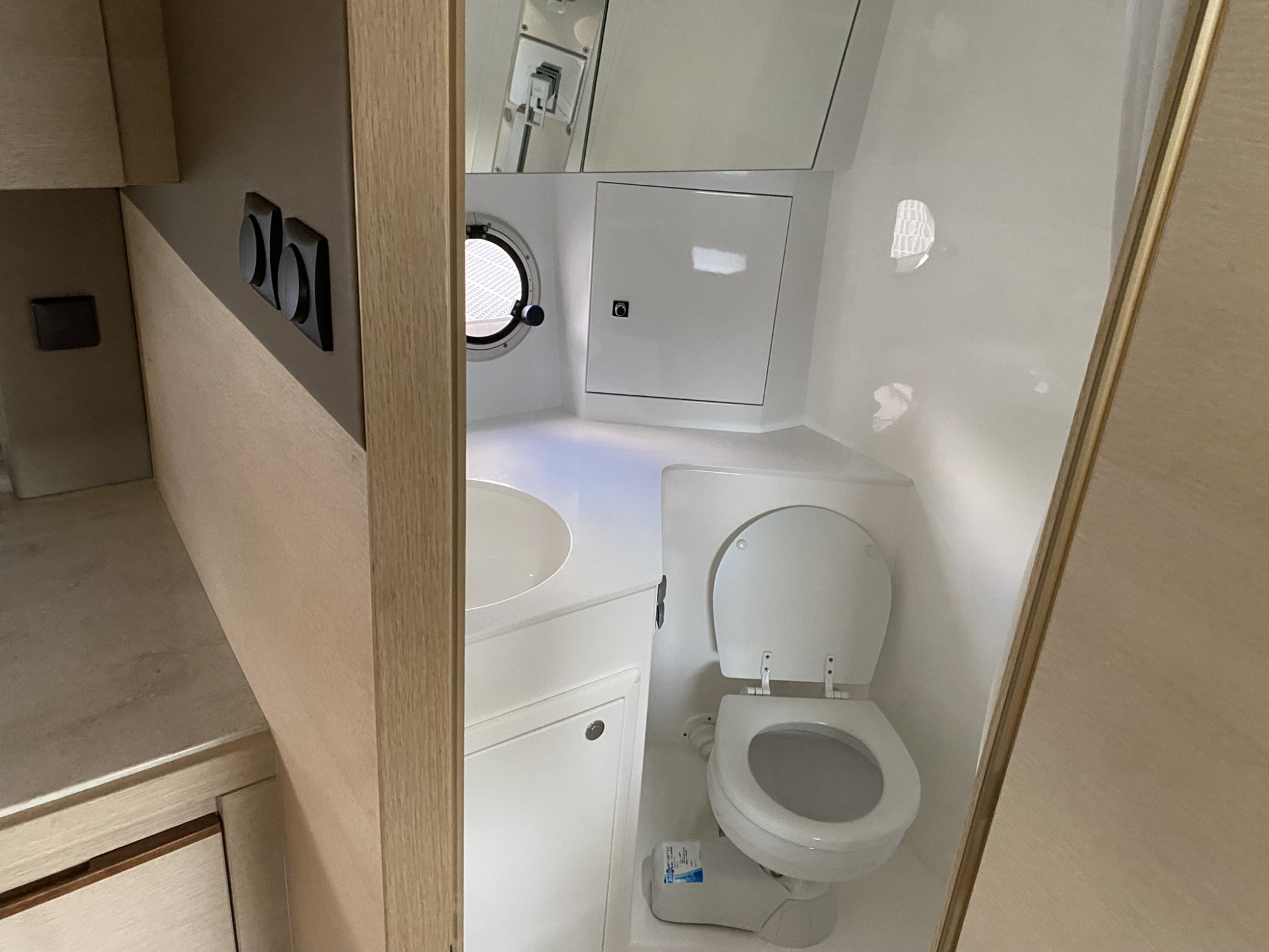 Galeon Yachts Galeon 325 HTS met 2 x Mercruiser 4.5l MPI 250 pk - Bouwjaar 2017 — foto 22 van 23