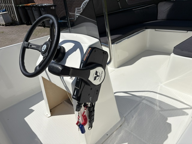 Twins 435 met Tohatsu 8 PK 4 Takt en  Buiskap — foto 10 van 13