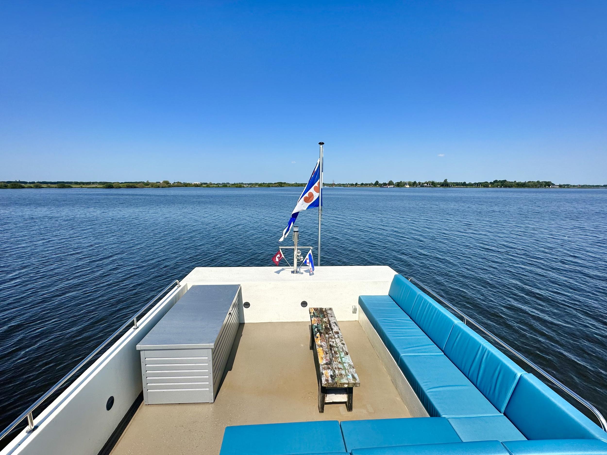 HOMESHIP VaarLoft Volledig Elektrische Houseboat — foto 4 van 60