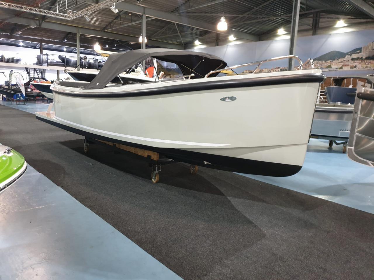 Maxima Boats 750 Flying Lounge RAL 7030 op voorraad