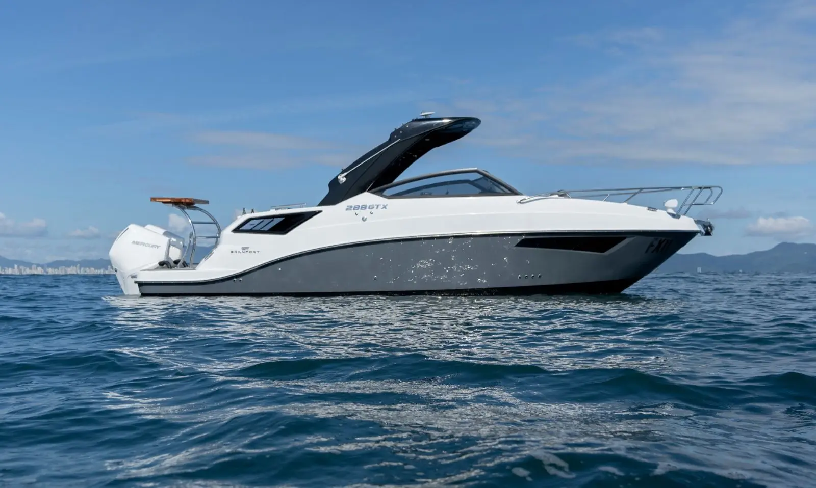 De Granfort 288 GTX is onstaan uit een samenwerking van de werf Fibrafort en Porsch Consulting. — foto 10 van 11