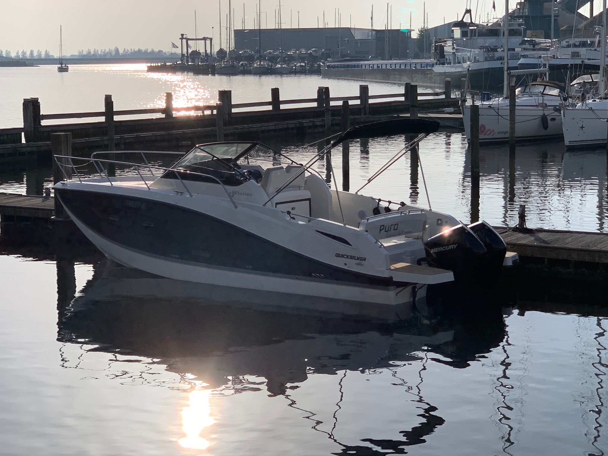 Quicksilver 875 Sundeck