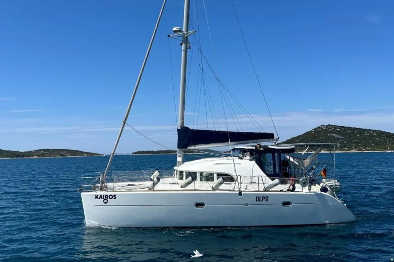 CNB Lagoon 380 - Top Refitted - EIGNER VERSION - BluYachting — foto 1 van 12