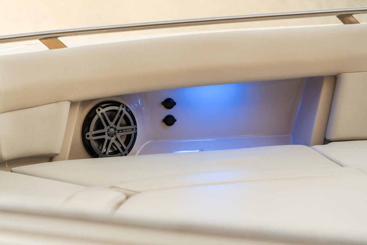 Boston Whaler 380 Realm — foto 13 van 32