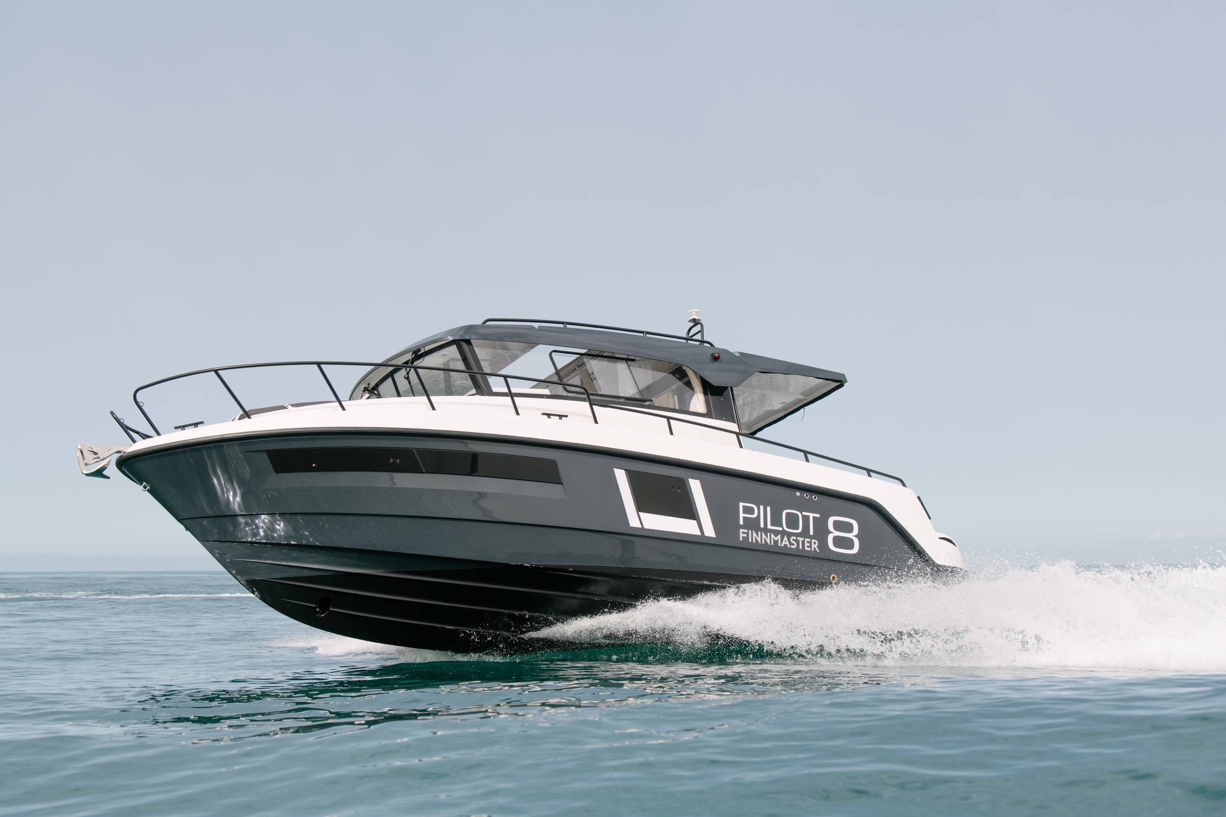 Finnmaster pilot 8 met 2x 200 pk Yamaha motoren  — foto 11 van 45