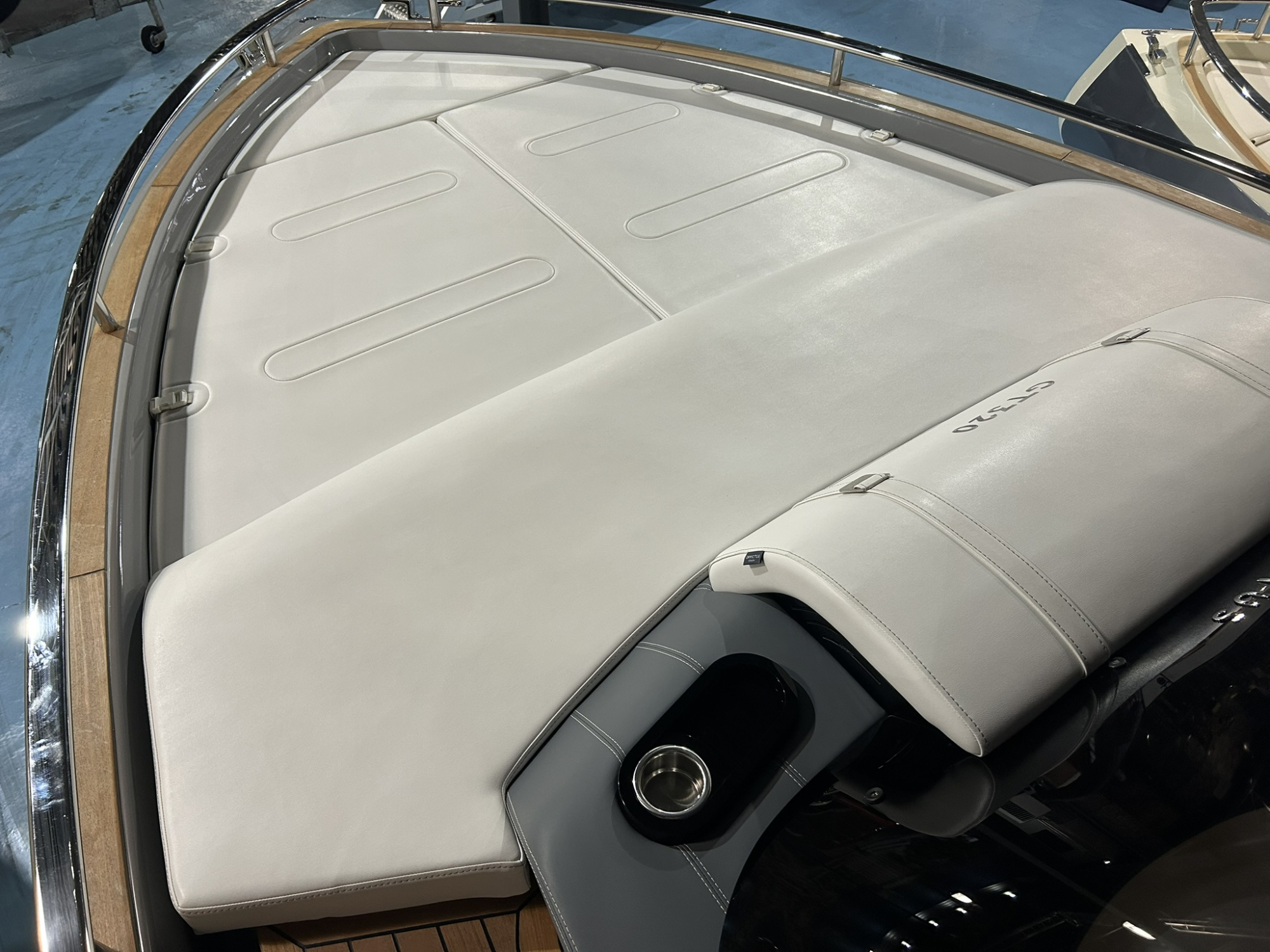 Invictus yachts Invictus 320 GT met 2 x Mercruiser 270 pk diesel van 2024! — foto 12 van 18