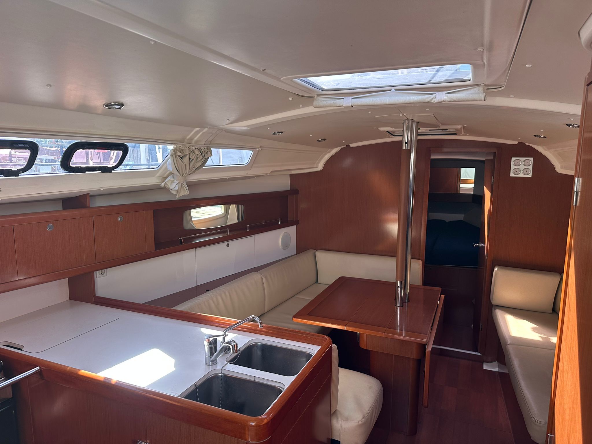 Beneteau Oceanis 37 — foto 3 van 36
