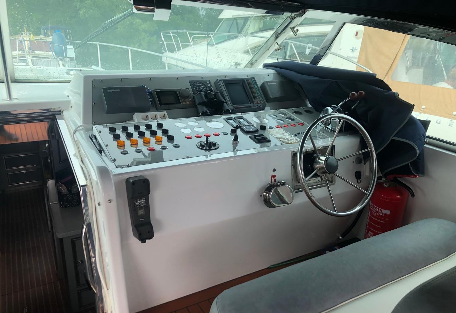 Sea Ray 400 Express Cruiser — foto 6 van 29
