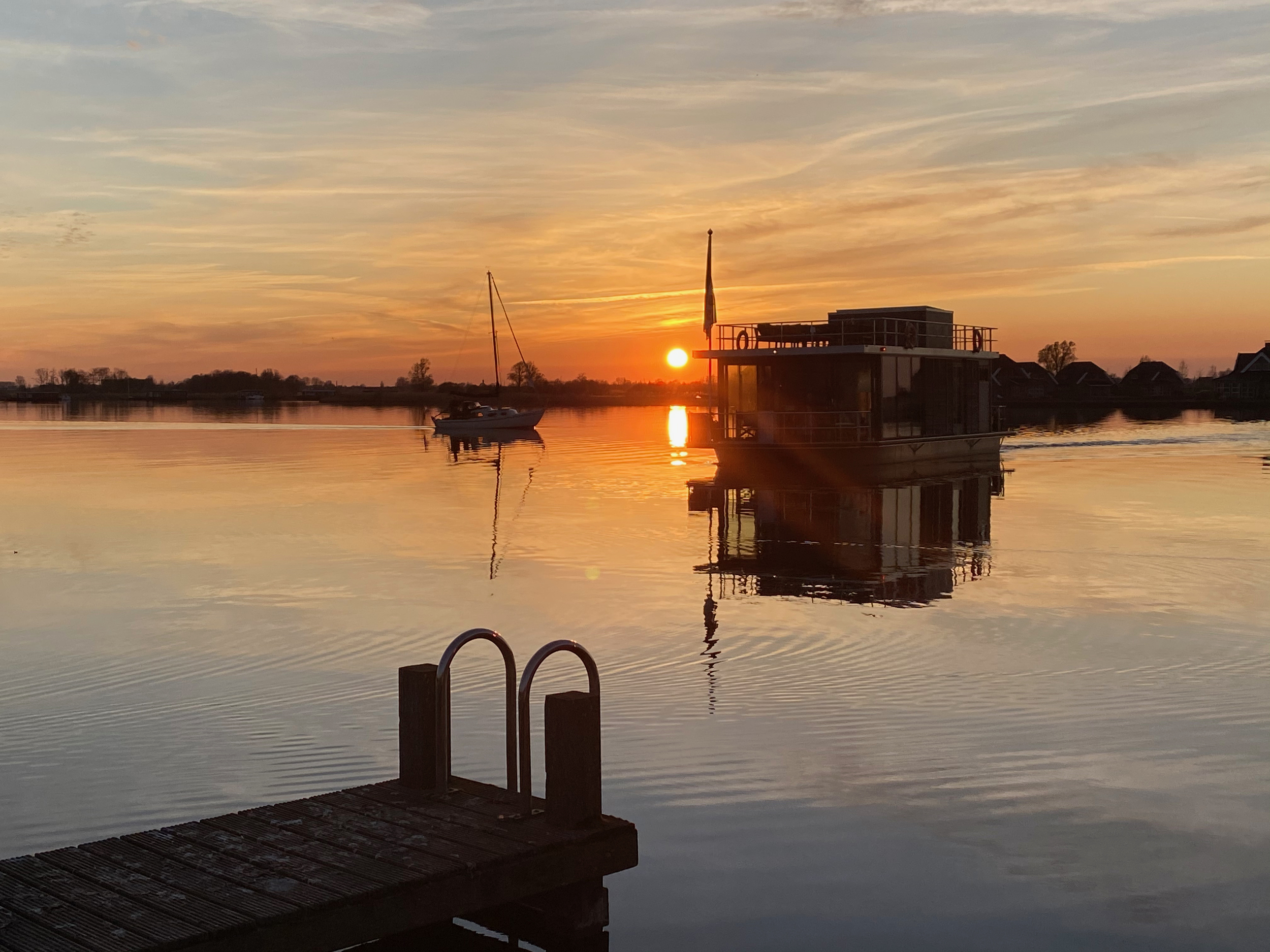 VaarAppartement 'Black Pearl' Houseboat - Panoramahut — foto 16 van 42