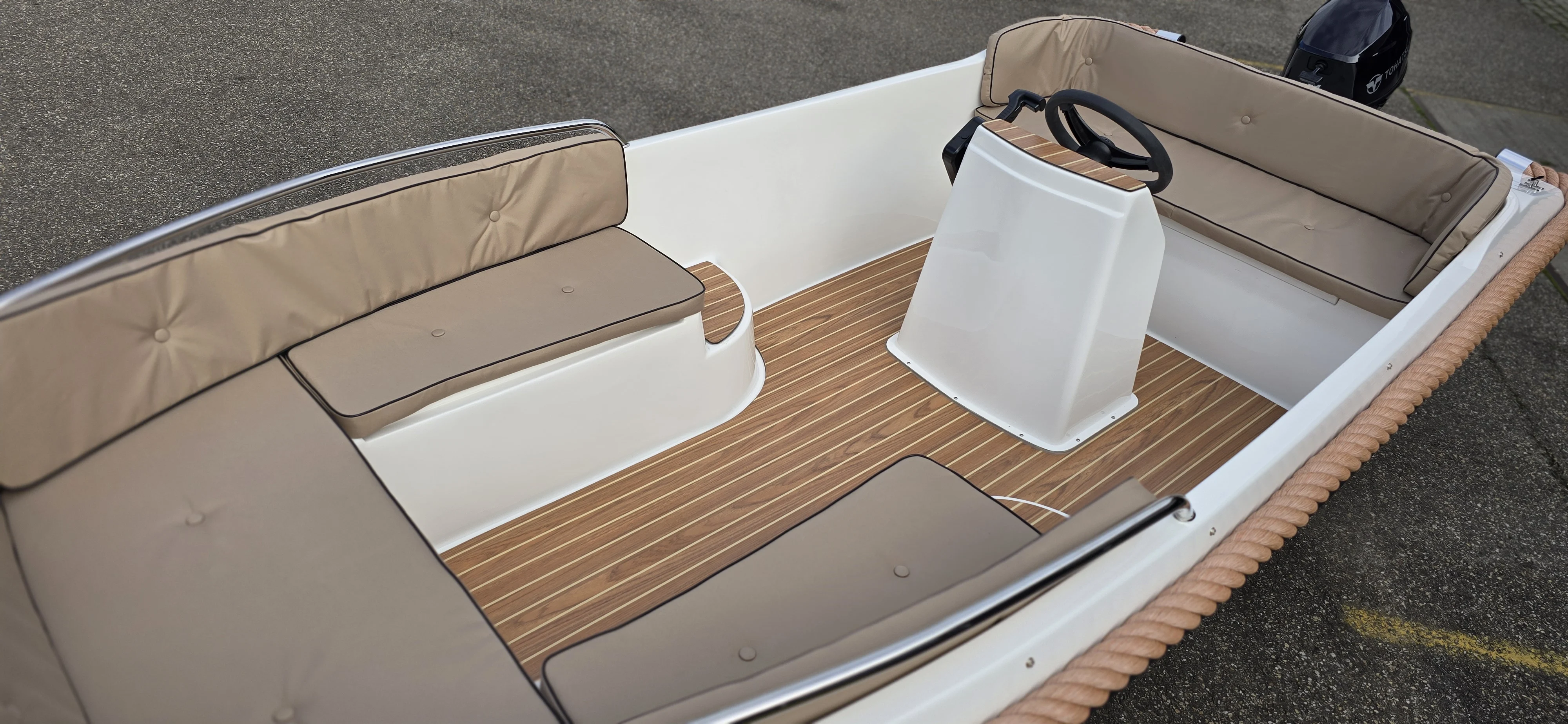 sea-finder de luxe met 9.8 pk tohatsu en teaklook vloer en kabelaring — foto 4 van 12