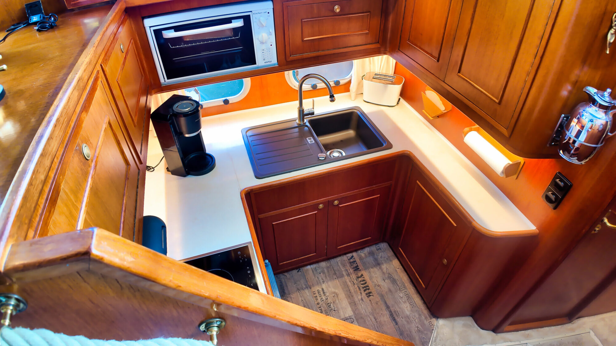 Neptunus 138 / 46 Flybridge Sedan — foto 16 van 32