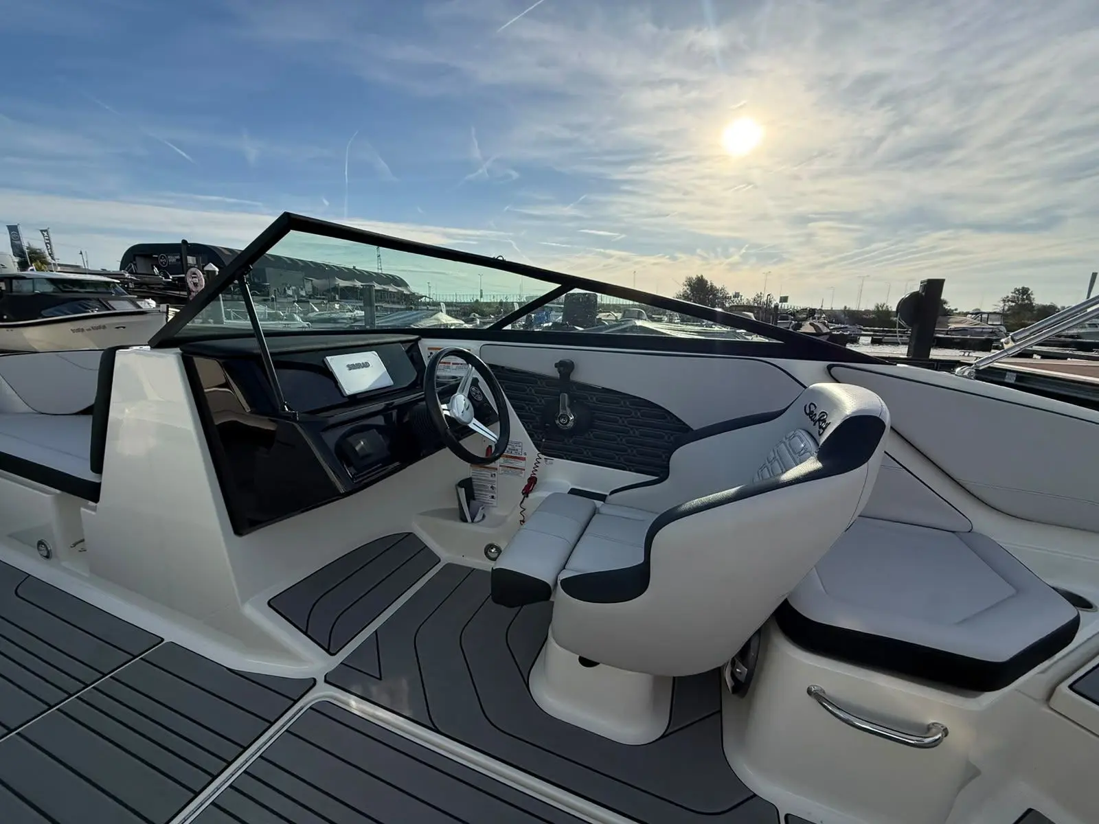 Sea Ray SPX 210 (New Model / 2026) — foto 19 van 31