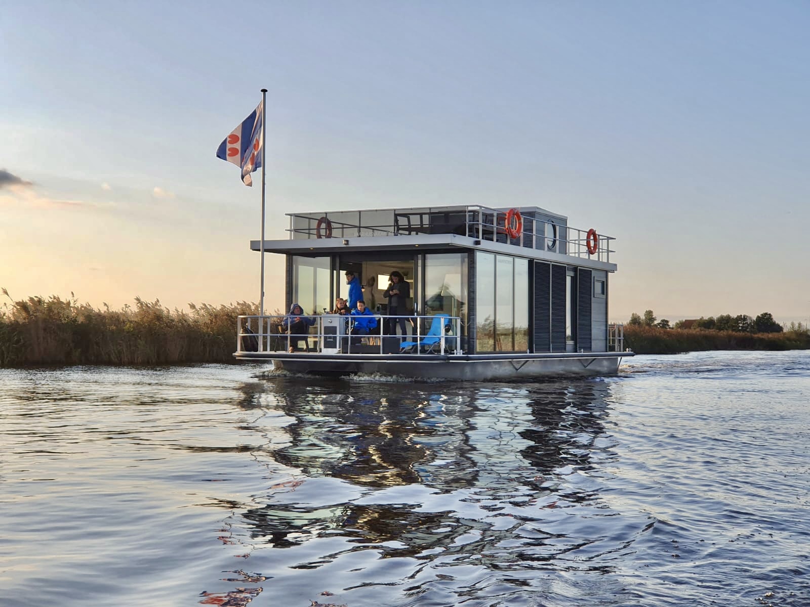 VaarAppartement 'Black Pearl' Houseboat - Panoramahut — foto 31 van 42