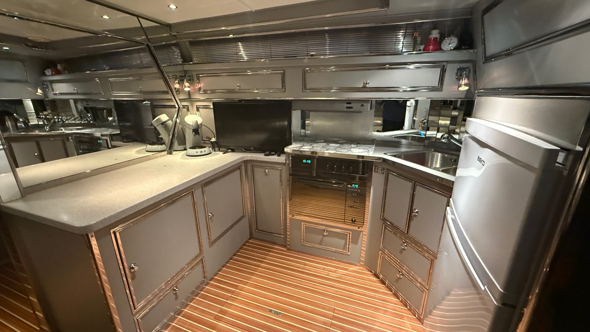 Sea Ray 400 Express Cruiser — foto 12 van 29
