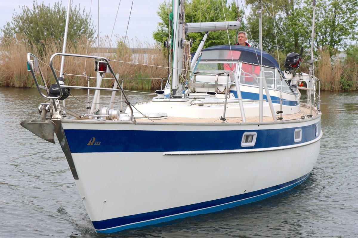 Hallberg-Rassy 352