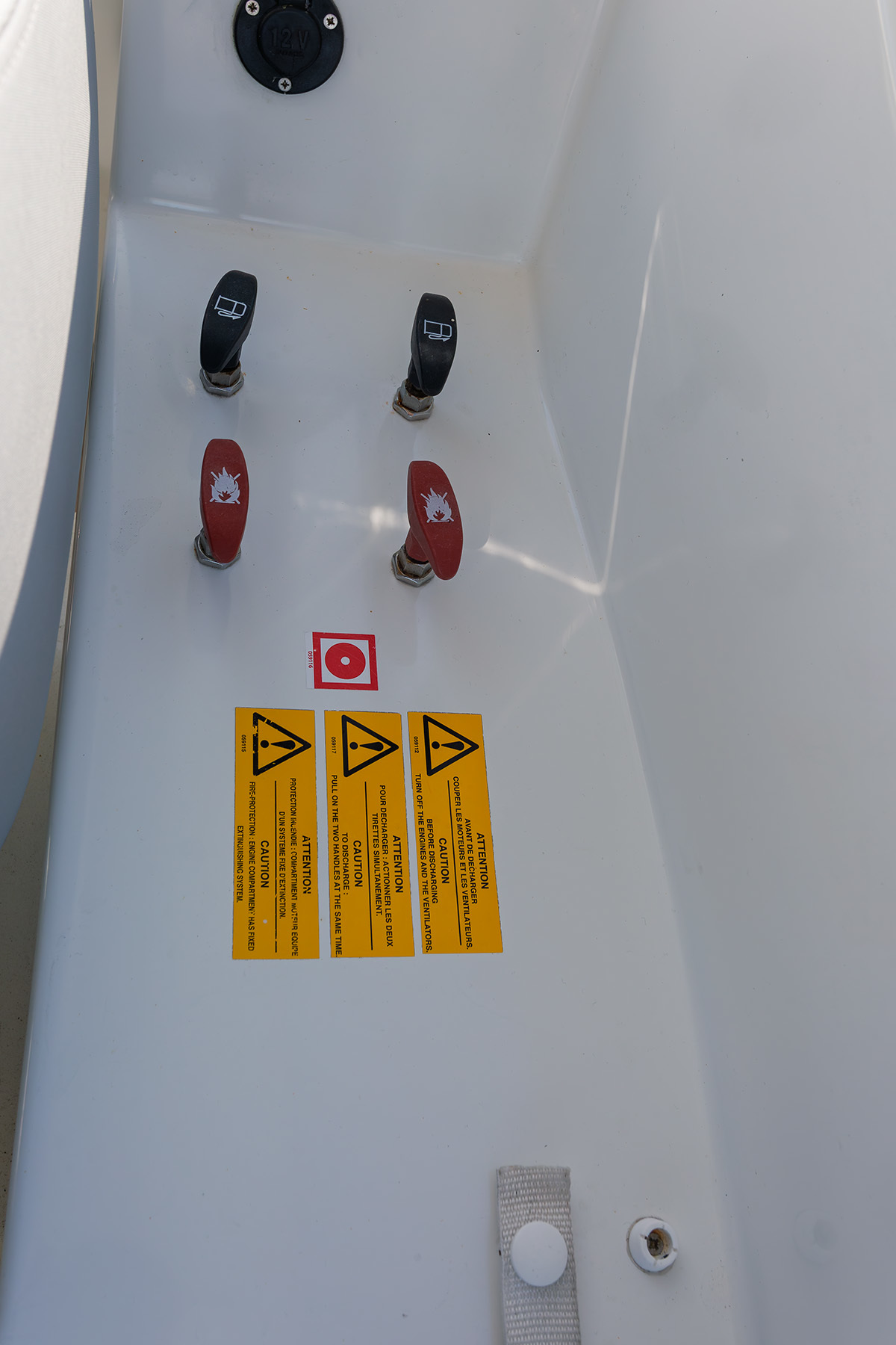 Goed onderhouden sportieve motorboot — foto 24 van 55