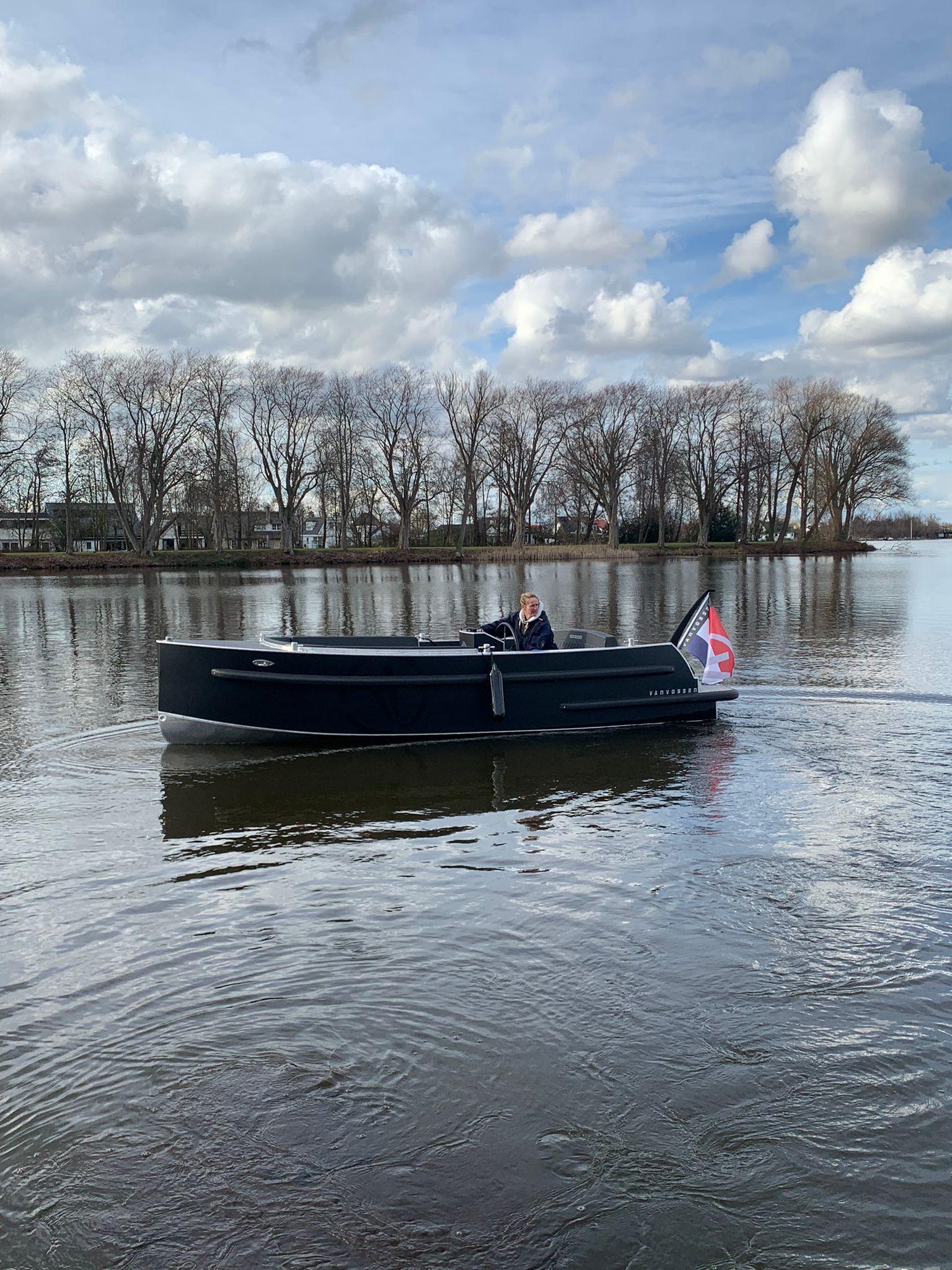 Compleet luxe uitgerust VanVossen elektrische tender met softtop en flexteak vloer — foto 7 van 8