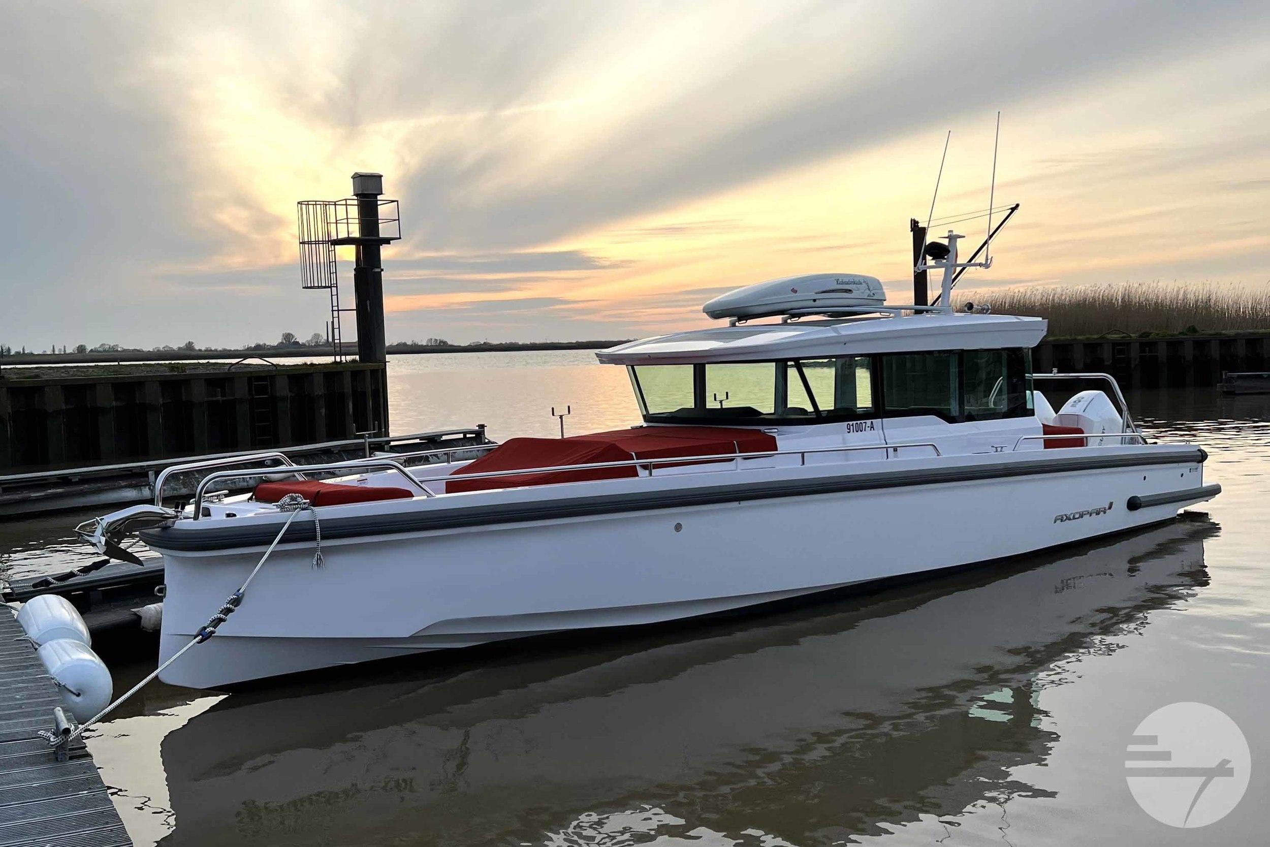 Axopar37 Cross Cabin