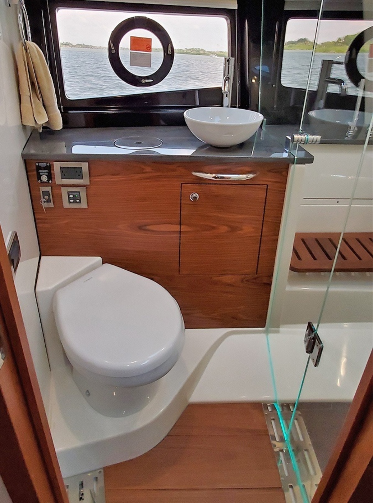 Boston Whaler 405 Conquest — foto 9 van 11