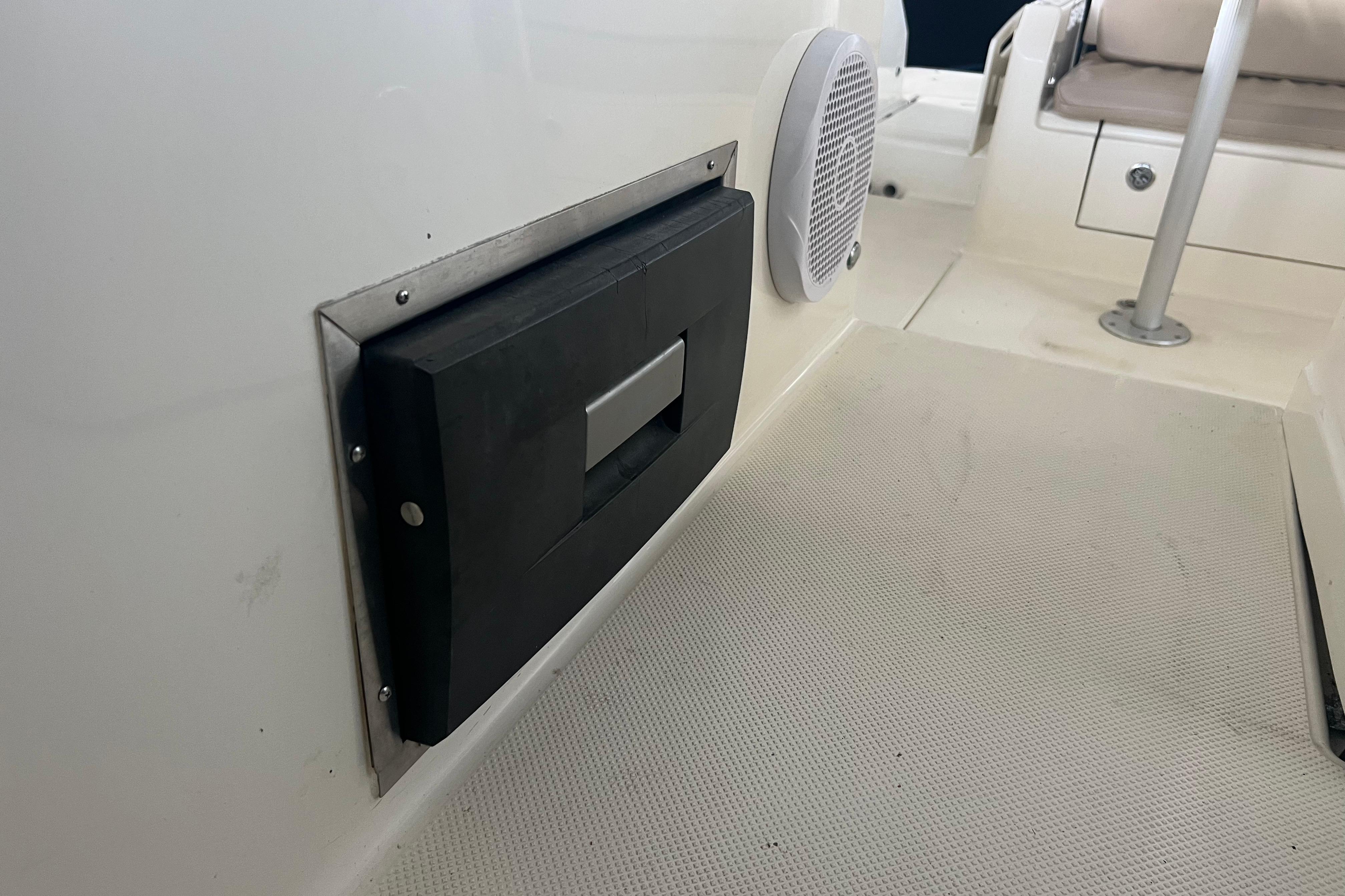 Quicksilver Activ 875 Sundeck — foto 17 van 20
