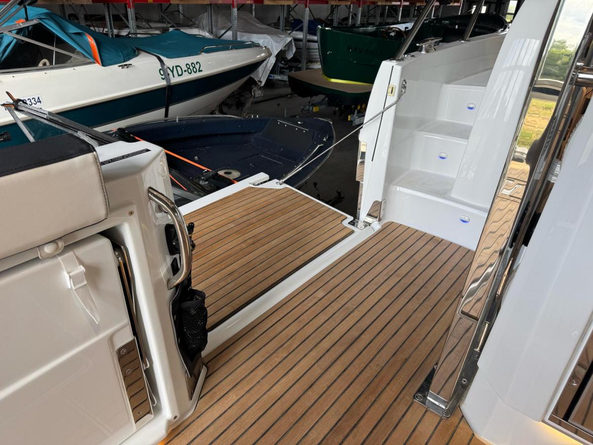 Jeanneau Cap Camarat 10.5 WA S2 op voorraad. Dit schip is aanwezig op de yamaha stand van hiswa te water 2026. — foto 25 van 35